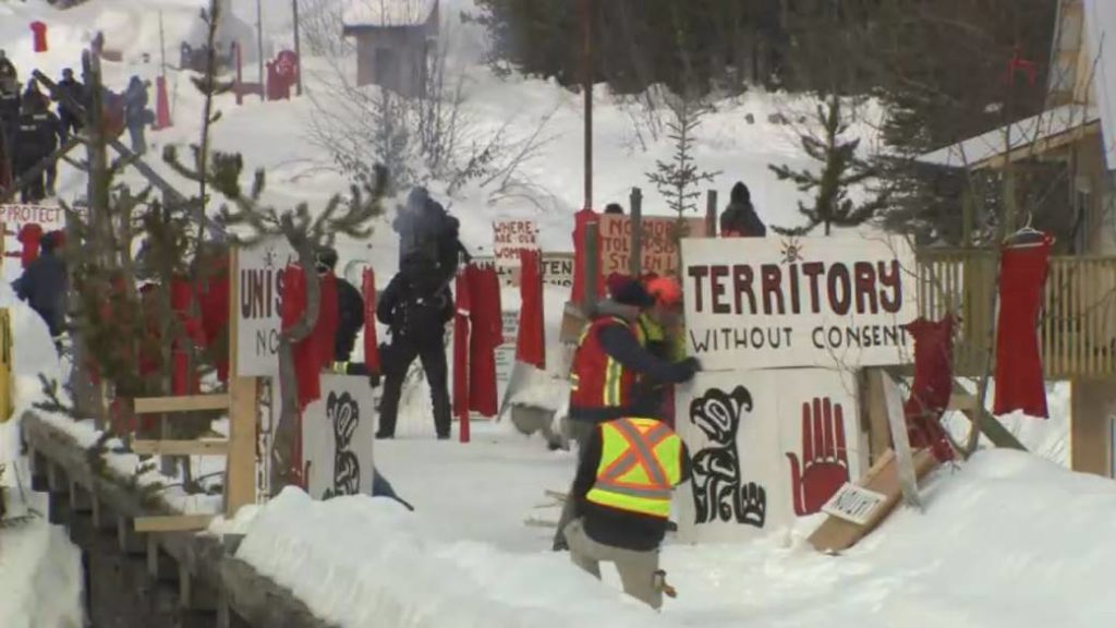 Canada’s industry groups worried as Wet’suwet’en protests block ‘vital artery’ of railways – Global News