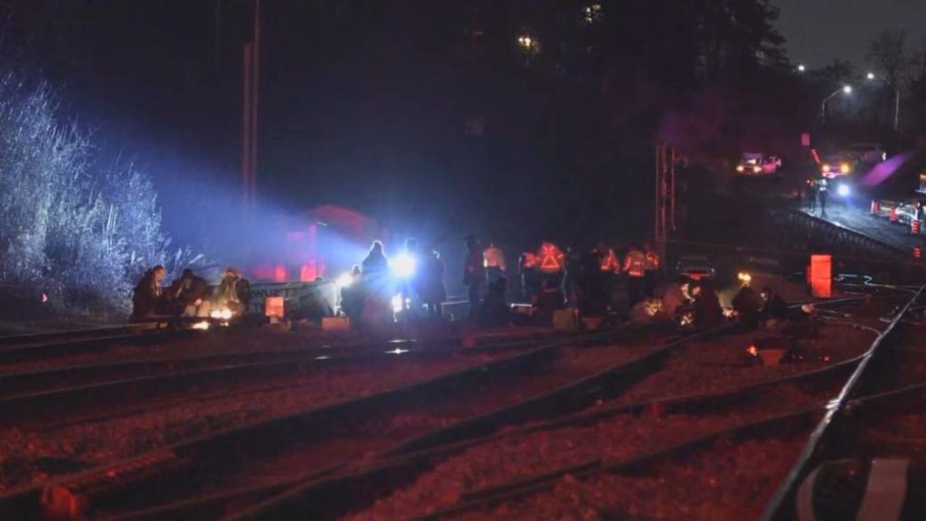 Rail blockades expected to continue across Canada despite orders to leave – Global News