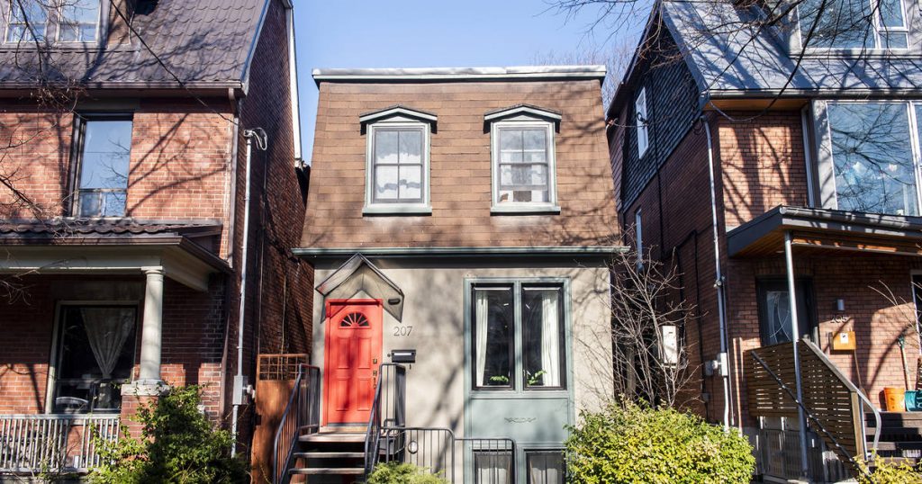 Home sales in Toronto are falling off a cliff this month – blogTO