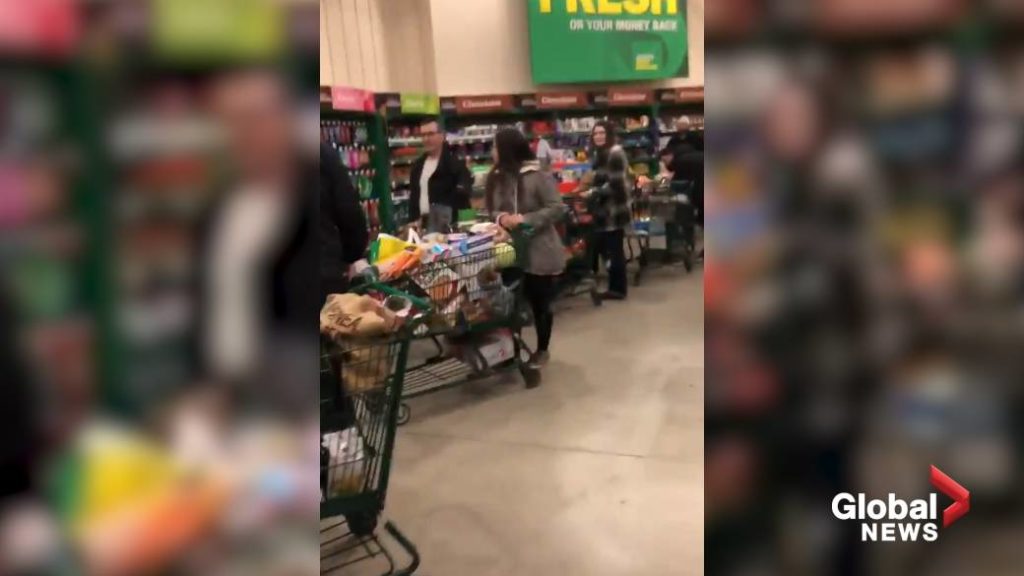 Coronavirus: Photo appearing to show lineup outside Costco in London, Ont., raises concerns – Global News