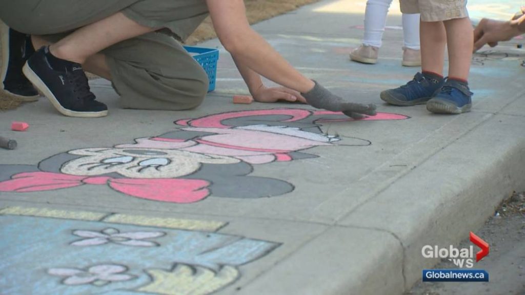 Lethbridge woman uses sidewalk chalk art to inspire others during pandemic – Global News