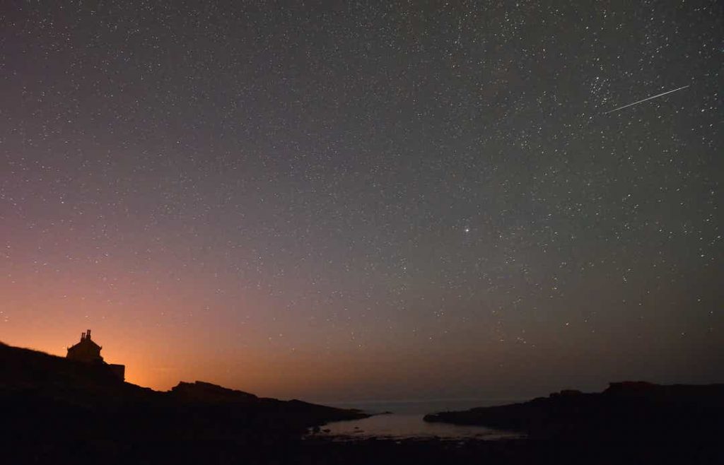 Look to the sky this week for a meteor shower with pieces of Halley's comet – USA TODAY