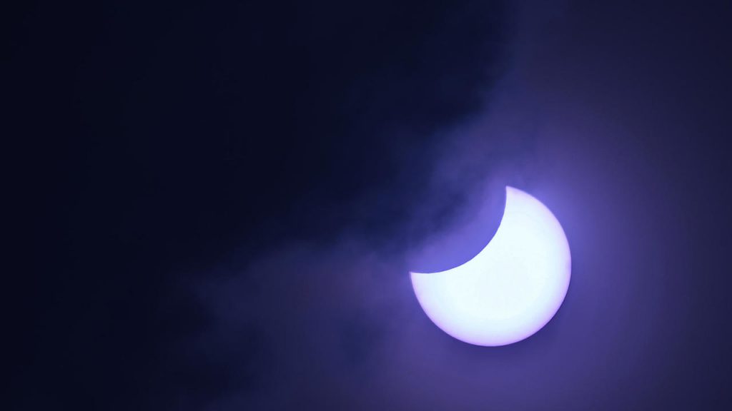 'Ring of fire' solar eclipse thrills skywatchers in Africa, Asia – RFI