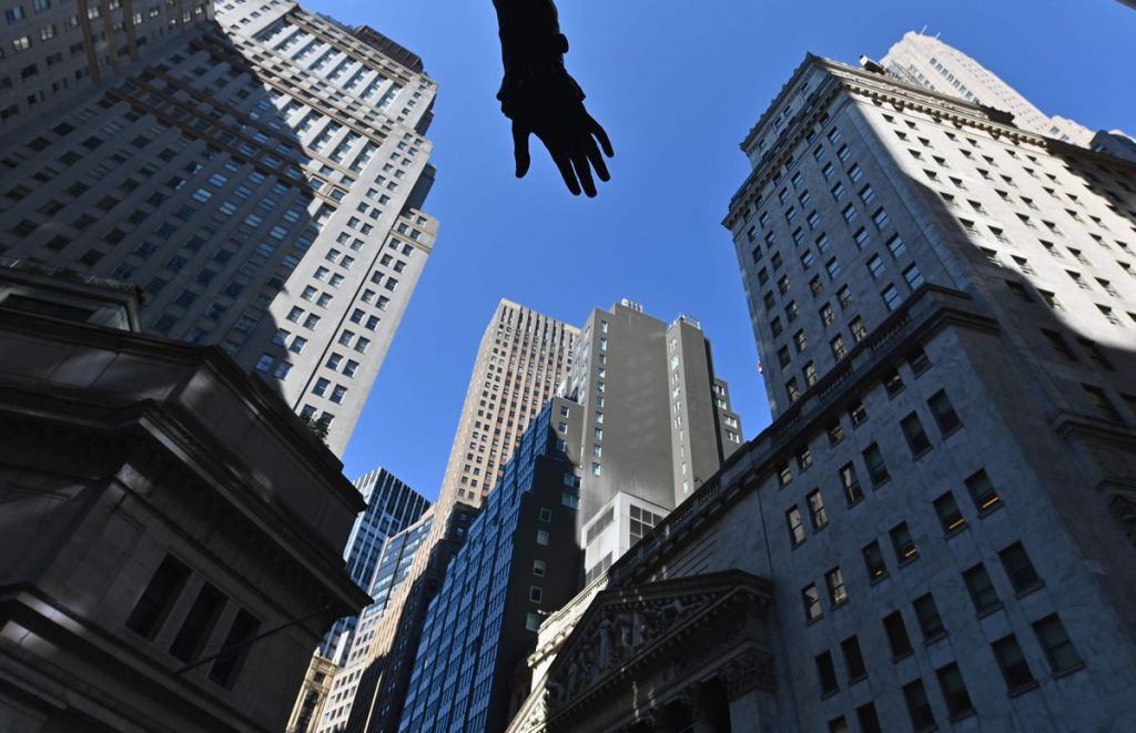 At the open: TSX rises on energy lift – The Globe and Mail