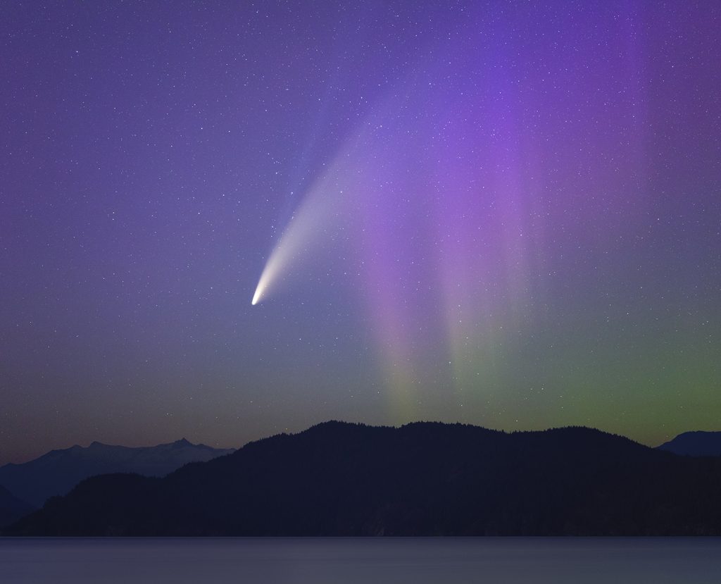 Once-in-a-lifetime photo captures NEOWISE comet and Northern Lights | News – Daily Hive