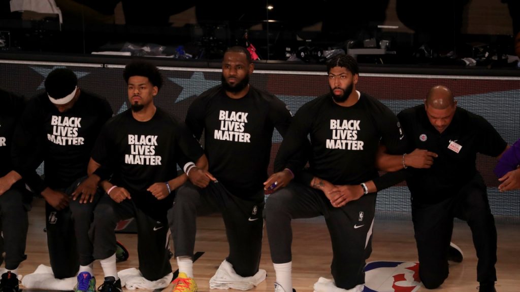 NBA players and coaches kneel and link arms during national anthem – Sportsnet.ca