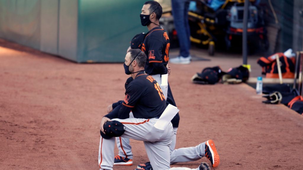 Giants manager Gabe Kapler, several players kneel during anthem – Sportsnet.ca