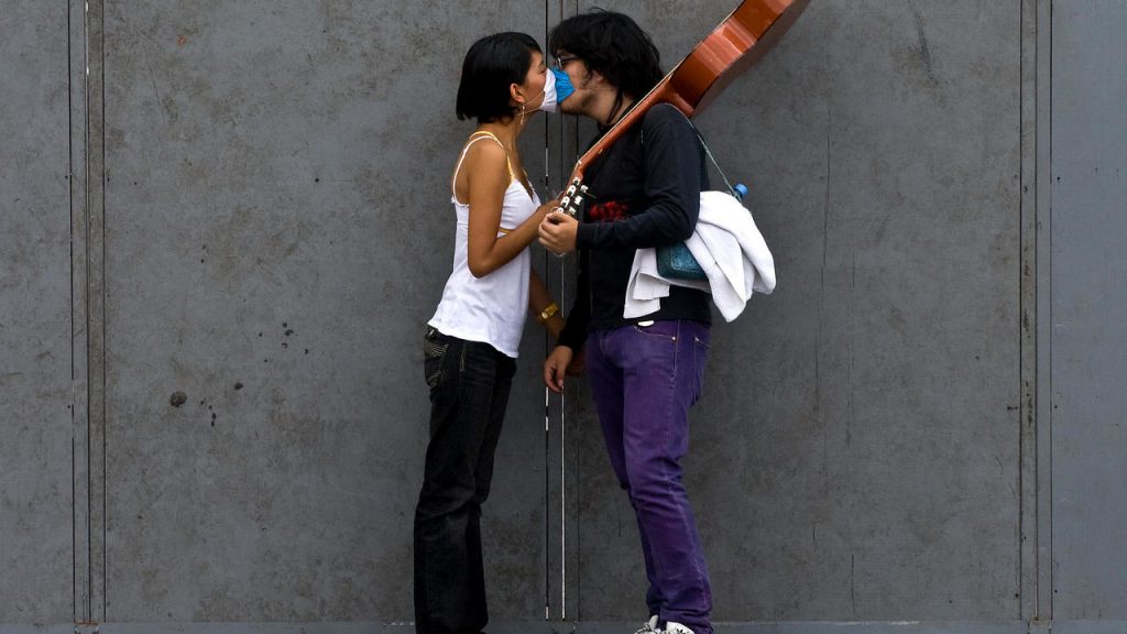 Canada's top doctor urges mask wearing during sex, no kissing – FRANCE 24