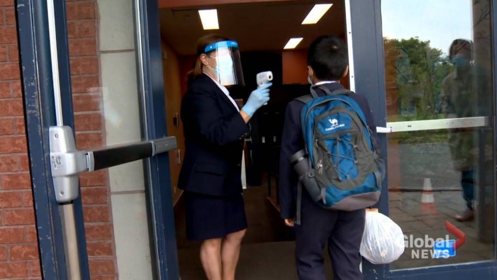 Number of COVID-19 cases in schools on the rise in Quebec – Global News