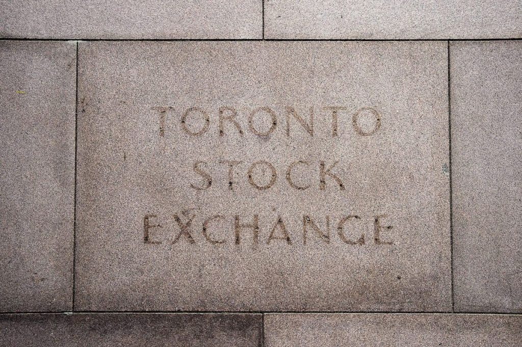 TSX falls off record high as oil slump hits energy stocks