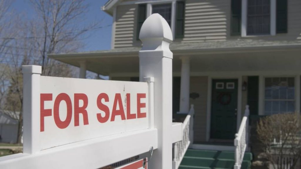 Kelowna real estate soars: 10,000 registrants interested in new tower – Global News