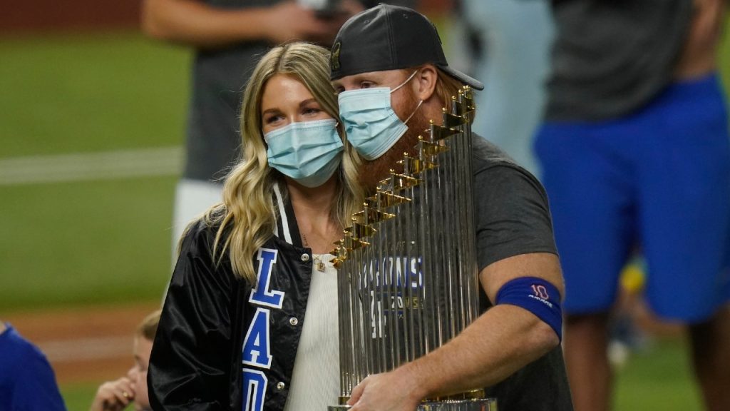 Dodgers’ Justin Turner lifted from Game 6 after testing positive for COVID-19 – Sportsnet.ca