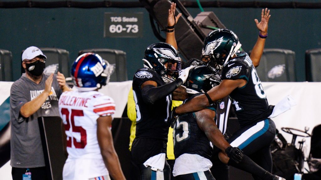 Eagles mount fourth-quarter comeback to edge Giants – Sportsnet.ca