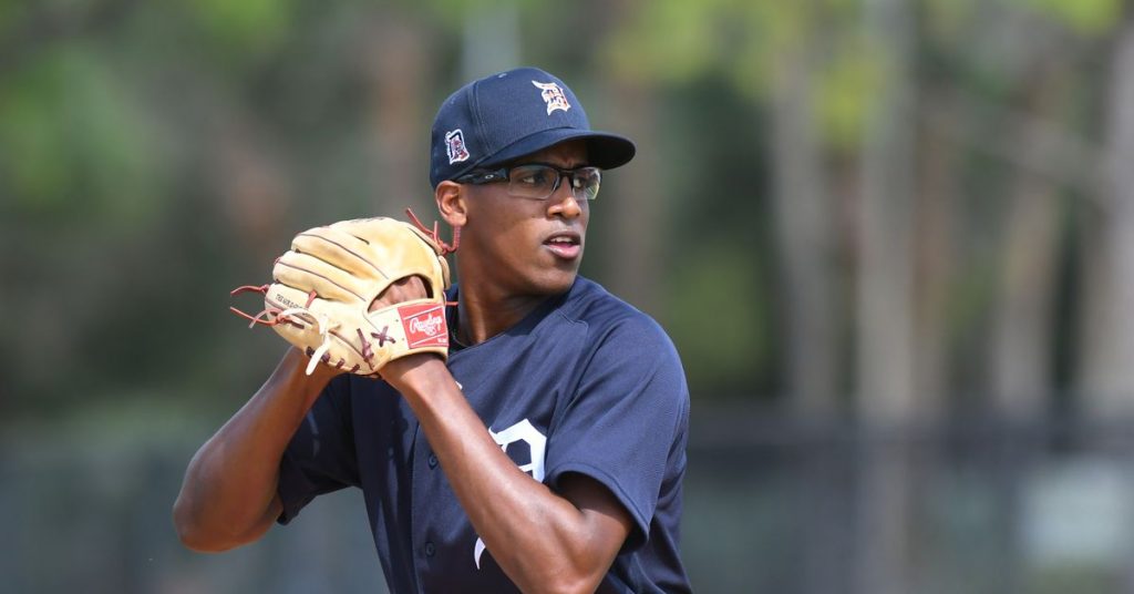 Jays claim RHPs Castro and Lockett off waivers