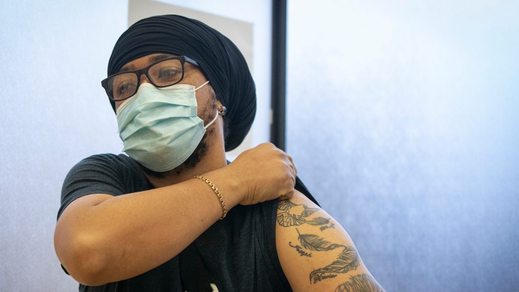 What reports of allergic reactions to the Pfizer-BioNTech vaccine in Alaska mean – CBC.ca