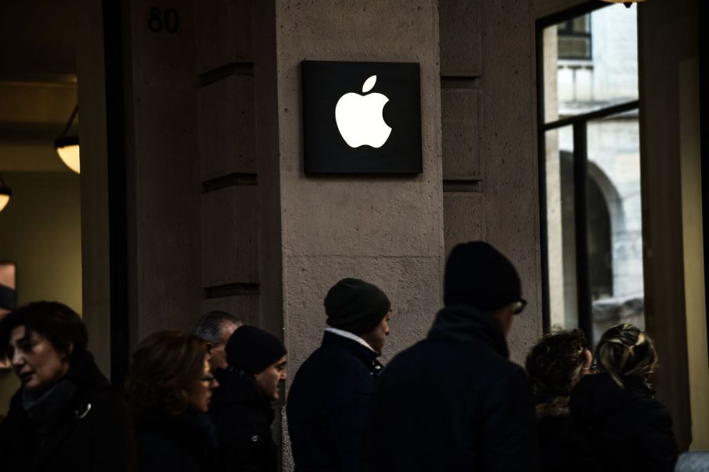 Italy consumer association sues Apple for planned iPhone obsolescence