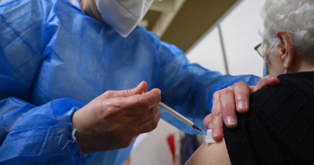 Johnson & Johnson’s Single-Shot Vaccine Could Be The Answer To These At-Risk Groups – Refinery29