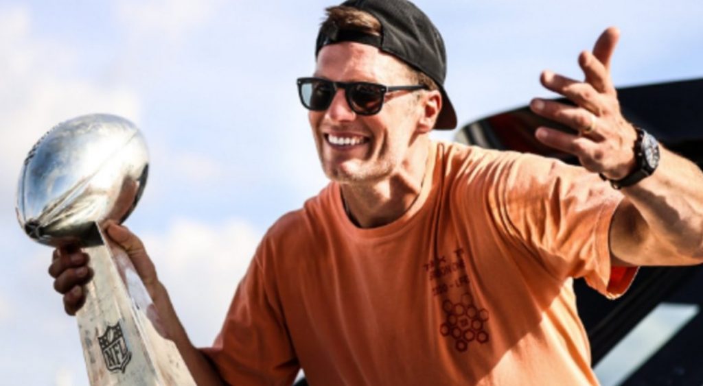 Tom Brady’s antics steal show at Buccaneers’ Super Bowl boat parade – Sportsnet.ca