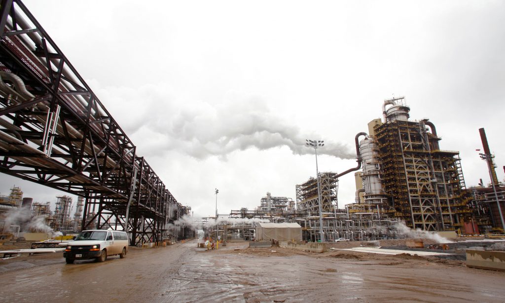 Alberta temporarily tweaks environmental liability for oil sands mines