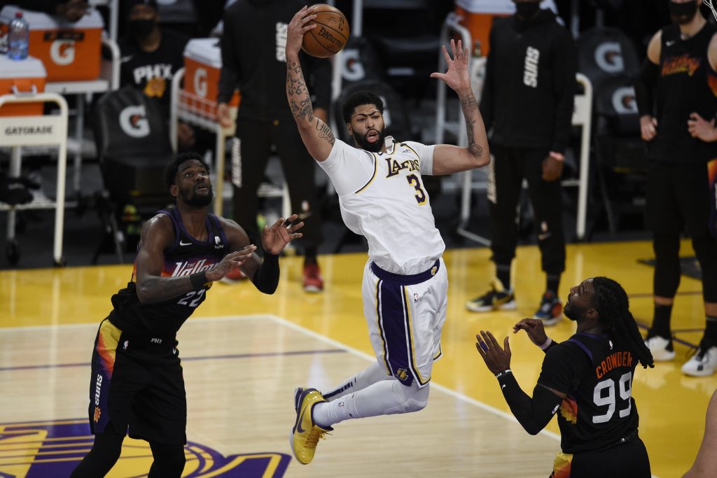 Anthony Davis drops 42 in Lakers win