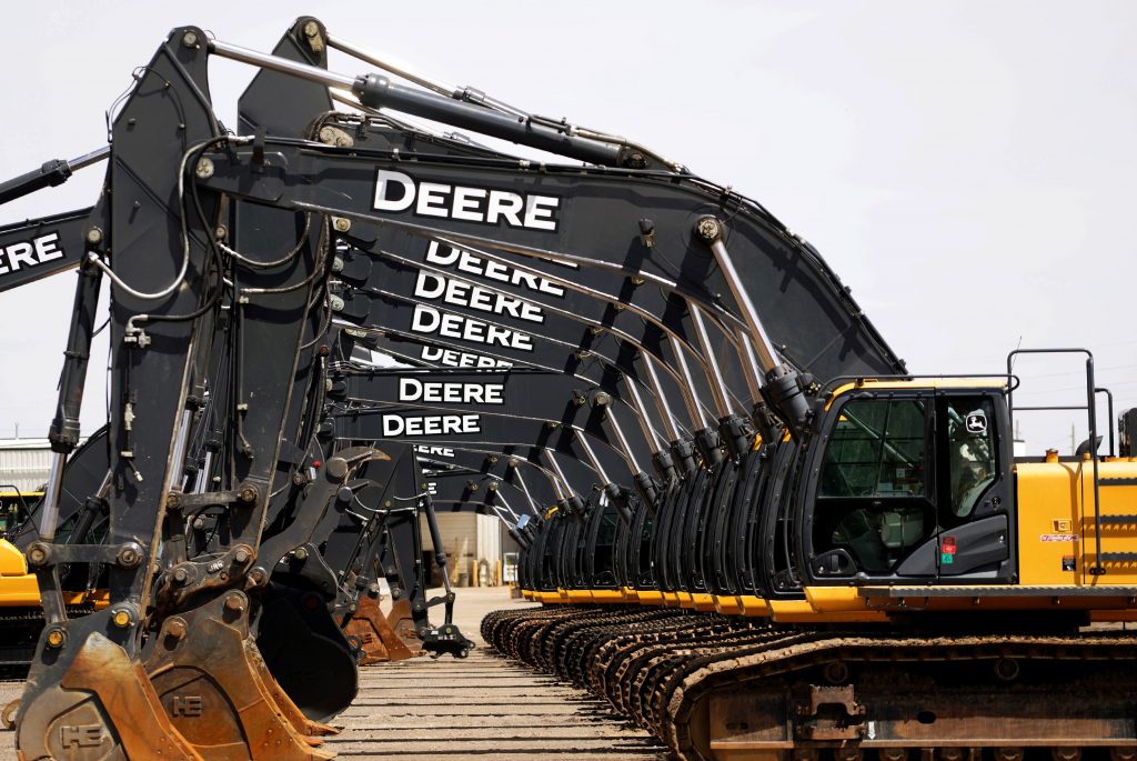 Deere raises earnings forecast
