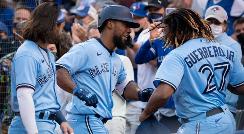 Blue Jays deliver uplifting victory in charged-up Rogers Centre homecoming – Sportsnet.ca