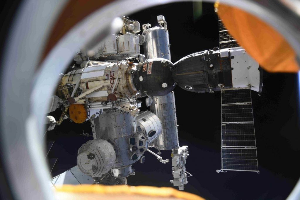 Smoke alarms sound at International Space Station – The Globe and Mail