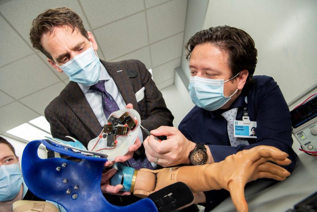 Futuristic bionic arm uses tiny robots to return natural reflexes to amputees – CNET