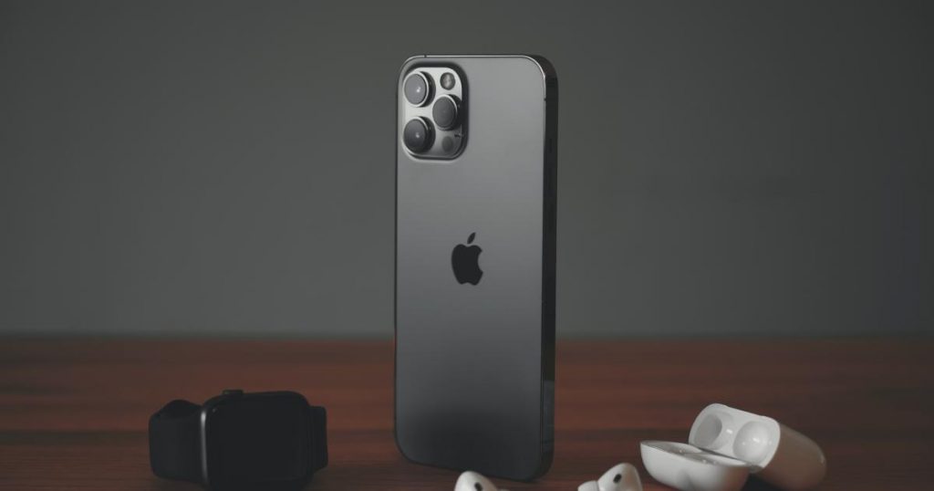 Apple Won't Bring Satellite Features To iPhone 13 At The Time Of Launch: Report – Benzinga