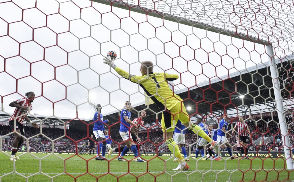 Soccer-Clinical Leicester punish Brentford to seal 2-1 victory