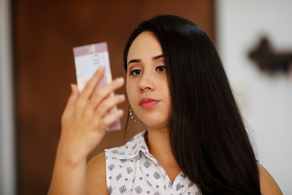 Venezuelan artist brings new value to discarded banknotes