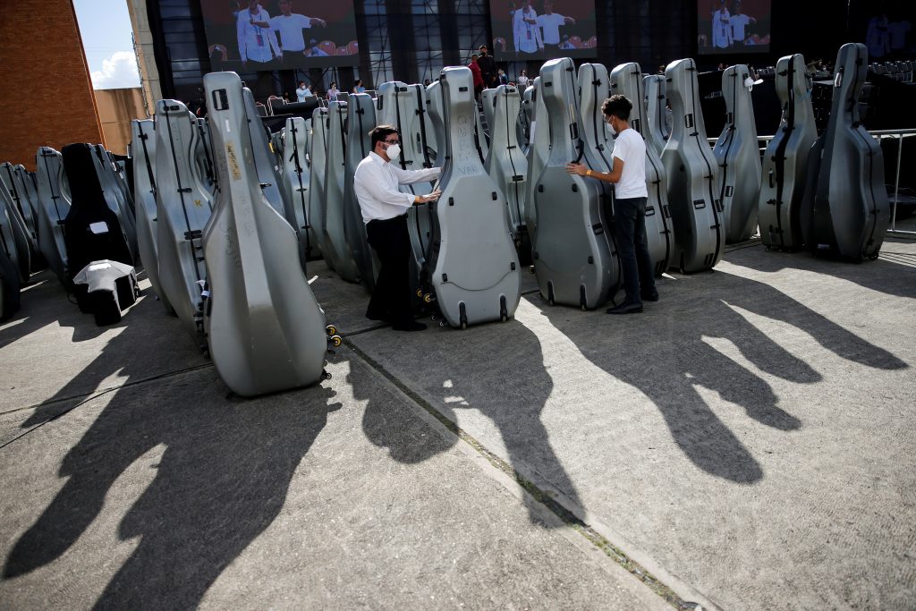 Young Venezuelans attempt to break Guinness record for largest orchestra