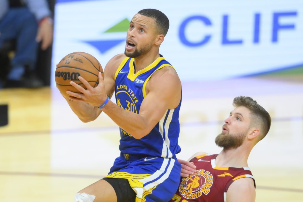 NBA roundup: Stephen Curry scores 40 as Warriors top Cavs