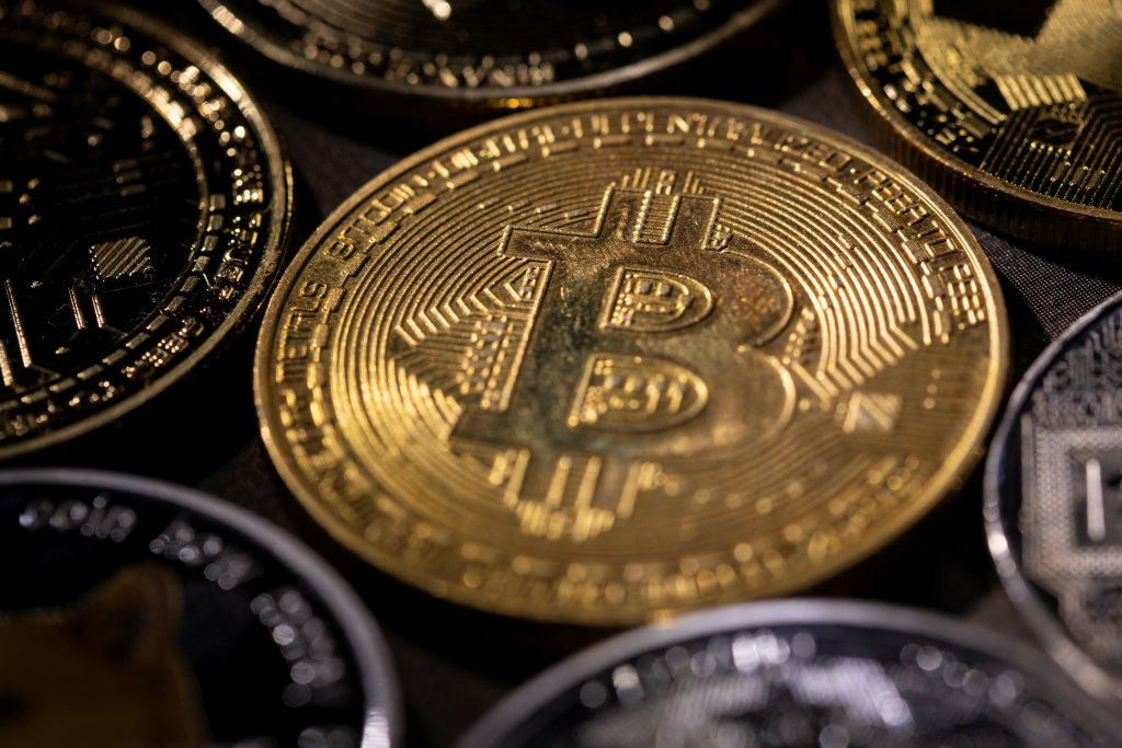 Bitcoin rises 2.1% to reclaim ,000