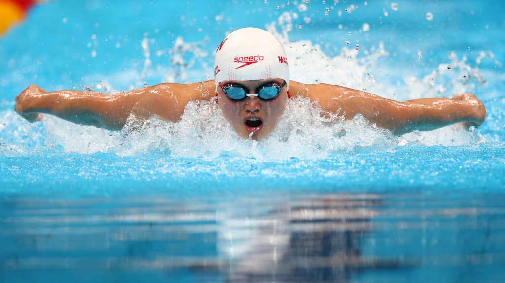 Swimming-Canada’s MacNeil sets 50m backstroke short course world record