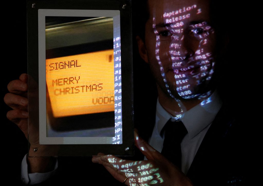 “Merry Christmas” – First SMS sells for over 100,000 euros in Paris auction