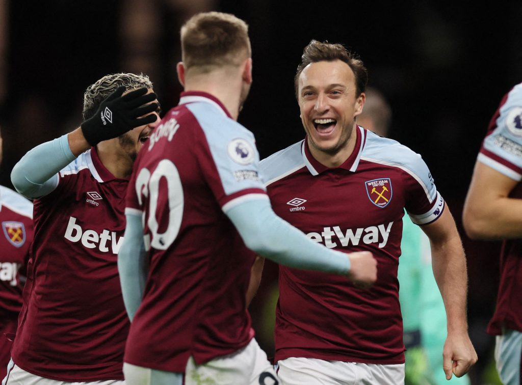 Soccer-West Ham bounce back with 4-1 win at Watford