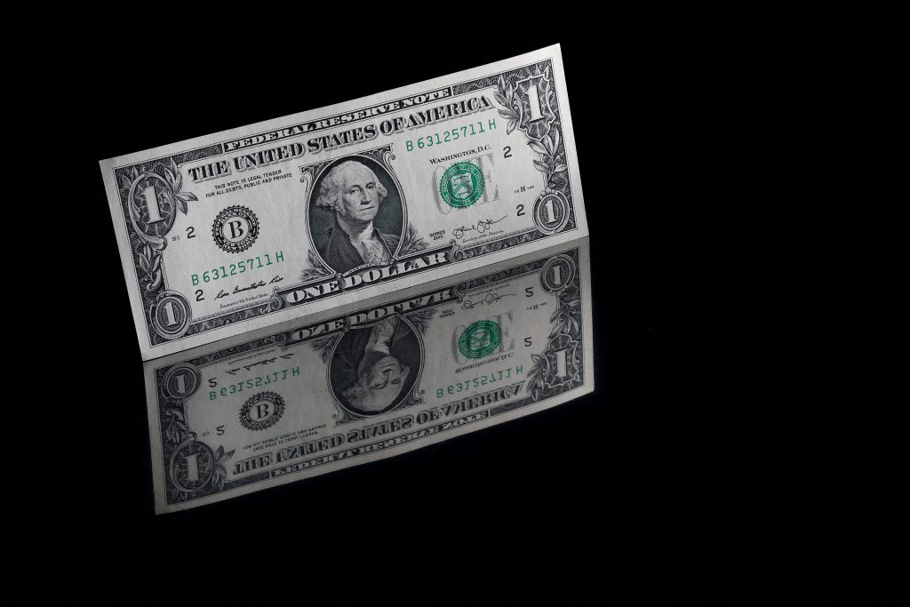 Dollar hits one-month high vs yen as Fed rate bets lift U.S. yields