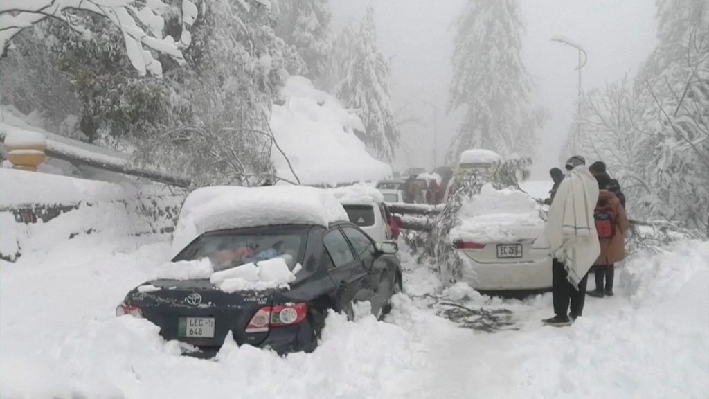 At least 16 stranded snow-tourists die at Pakistan hill station
