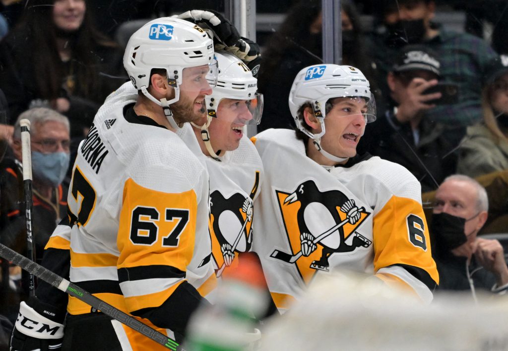 NHL roundup: Pens win as Evgeni Malkin scores twice in season debut