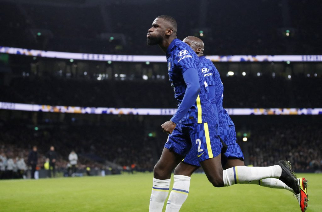 Soccer-Chelsea ease past Tottenham into League Cup final