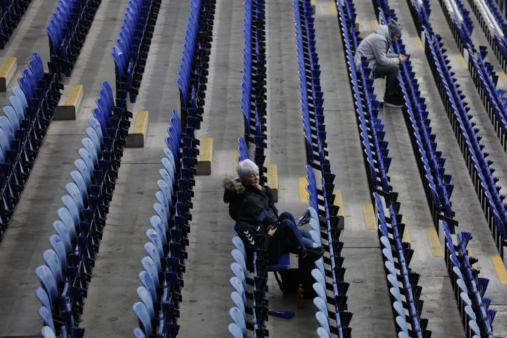 Soccer-Premier League reports fourth straight weekly fall in COVID-19 cases