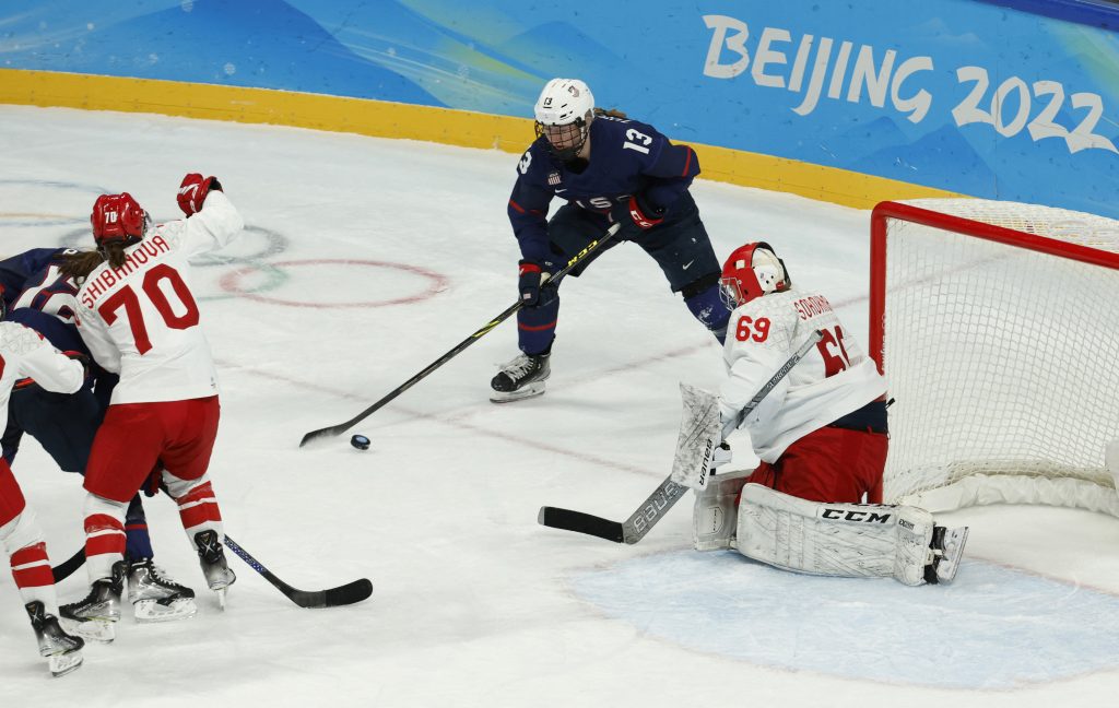 Ice hockey-Adjust and adapt – U.S. cope without injured Decker