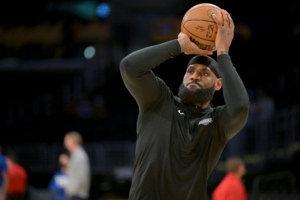 LeBron James (knee) to play against Knicks