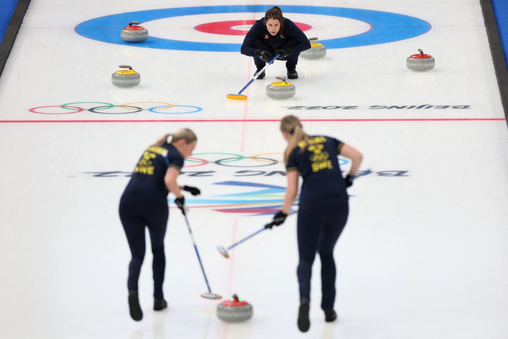 Olympics-Curling-Swedes edge Canadians in battle of heavyweights