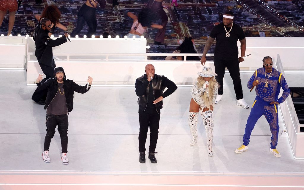 NFL-Eminem kneels at Super Bowl’s high-wattage hip-hop halftime show