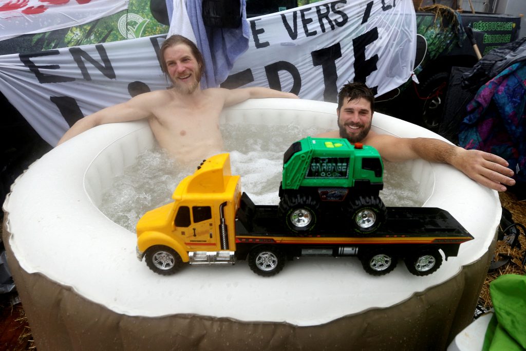 Ottawa street jacuzzi becomes latest site for vaccine mandate protest