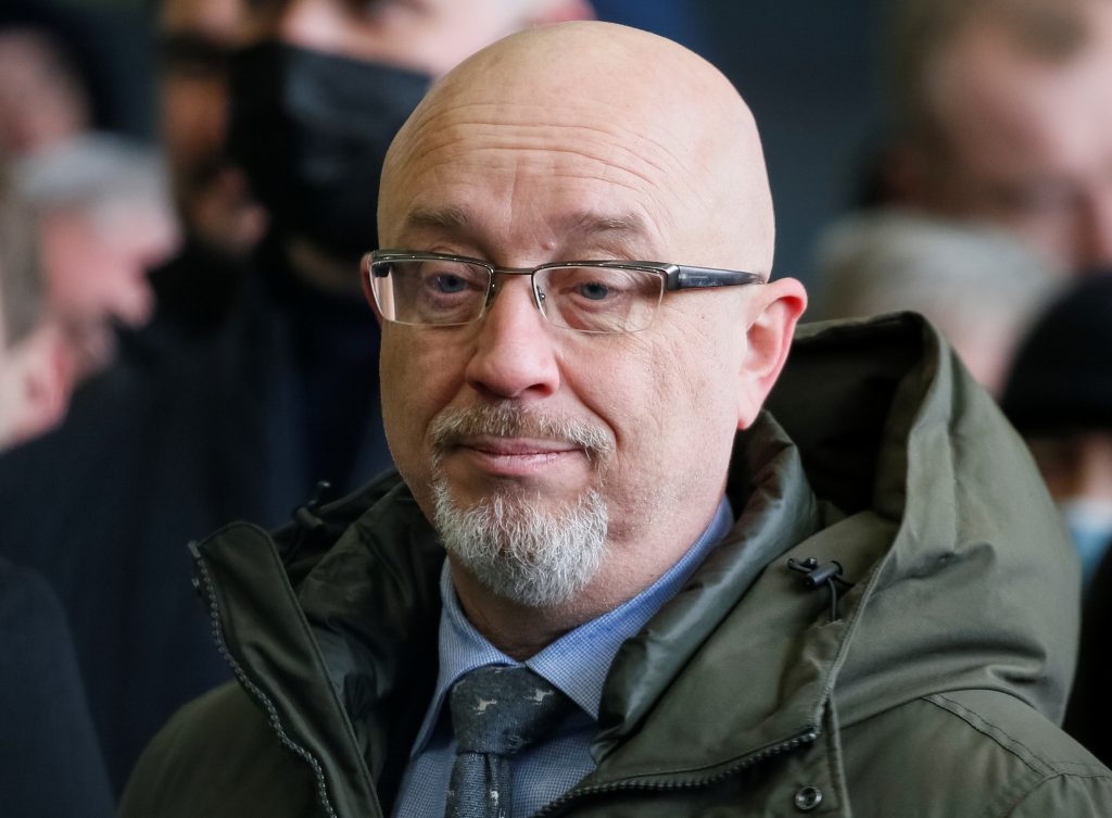 Ukraine receives shipment of machine guns and surveillance gear from Canada