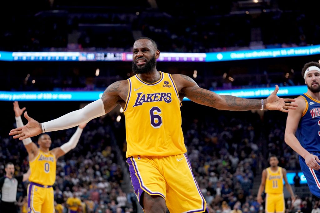 NBA-LeBron plans to stay with struggling Lakers