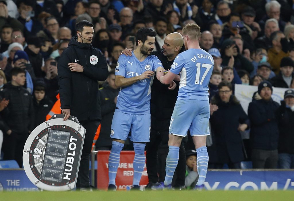 Soccer-De Bruyne and Mahrez fire Man City to 4-1 win over United